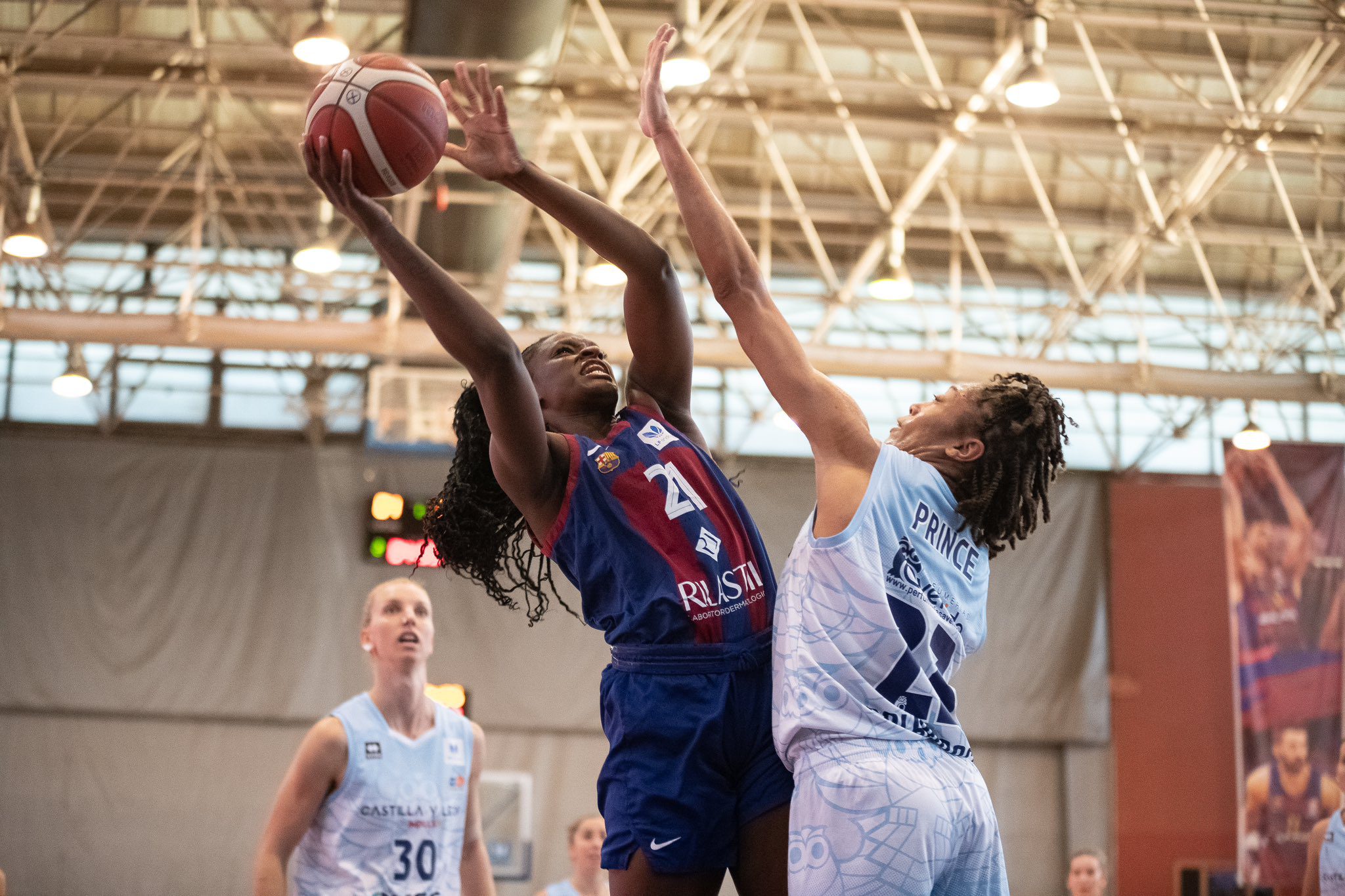 Perfumerías Avenida sabe sufrir y derrota a un combativo Barça CBS (49-60)