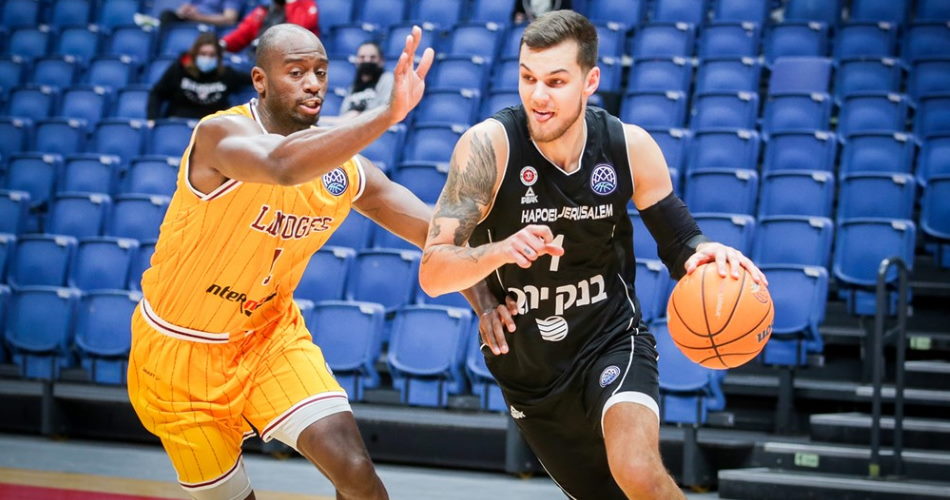 Deividas Sirvydis firma con los Detroit Pistons