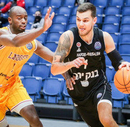 Deividas Sirvydis firma con los Detroit Pistons