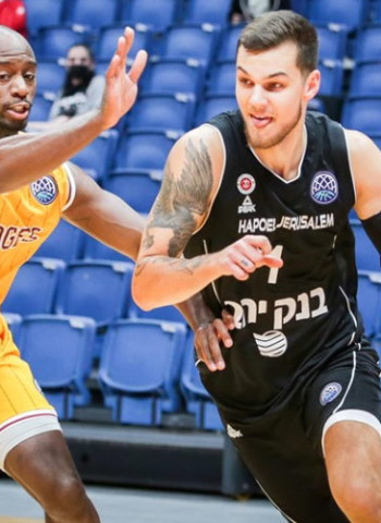 Deividas Sirvydis firma con los Detroit Pistons