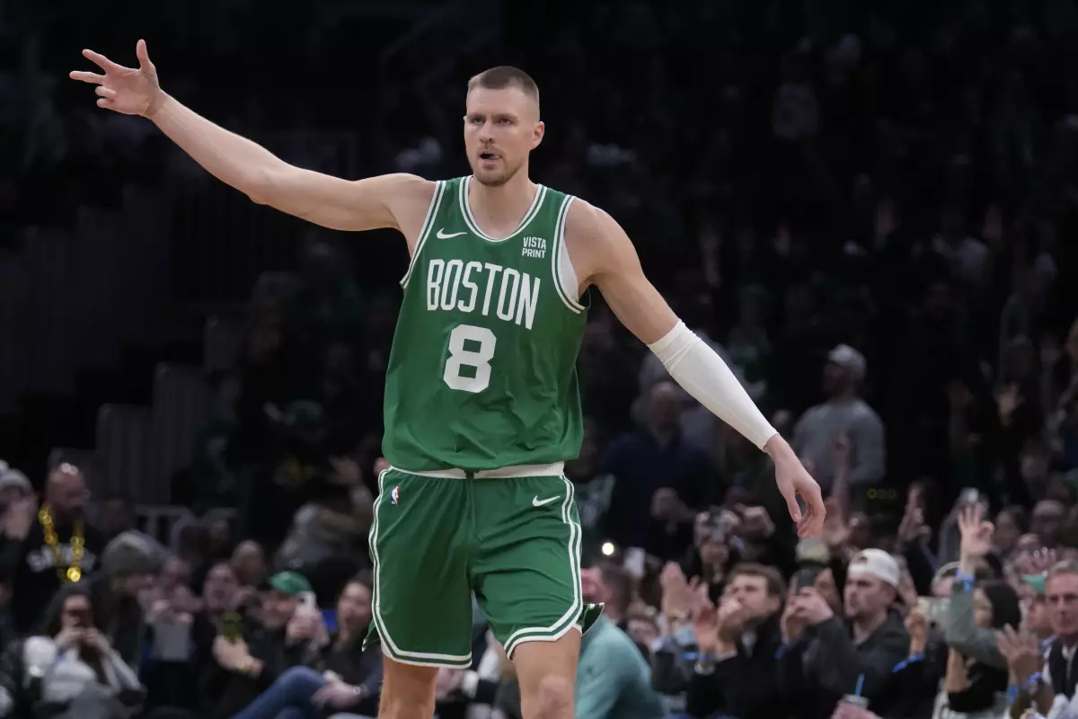 Entre White y Porzingis se encargan de los Hawks