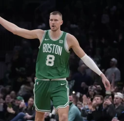 Entre White y Porzingis se encargan de los Hawks