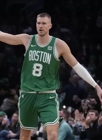Entre White y Porzingis se encargan de los Hawks