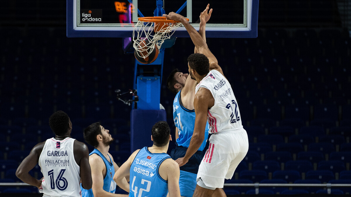 El Real Madrid gana el derbi y piensa ya en la Copa (65-79)