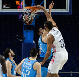 El Real Madrid gana el derbi y piensa ya en la Copa (65-79)