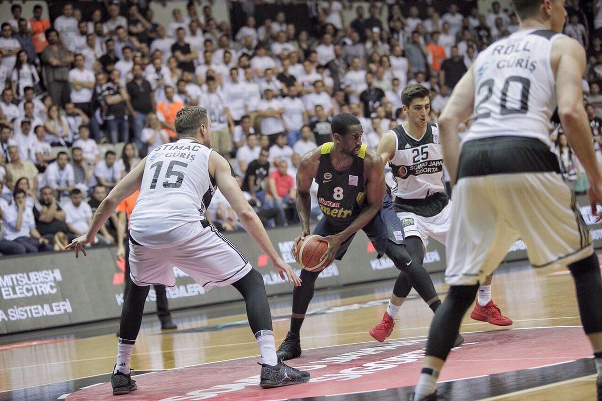 [3-0] El Fernabahce gana en un Besiktas Arena desalojado (80-86)