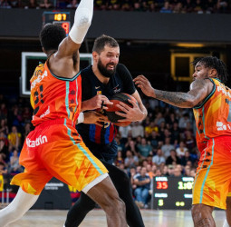 Mirotic capitanea a un solvente Barça ante Valencia Basket (84-74) [1-0]