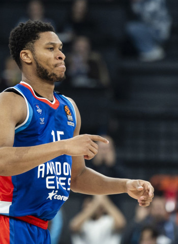 PJ Dozier renueva con Anadolu Efes hasta 2027