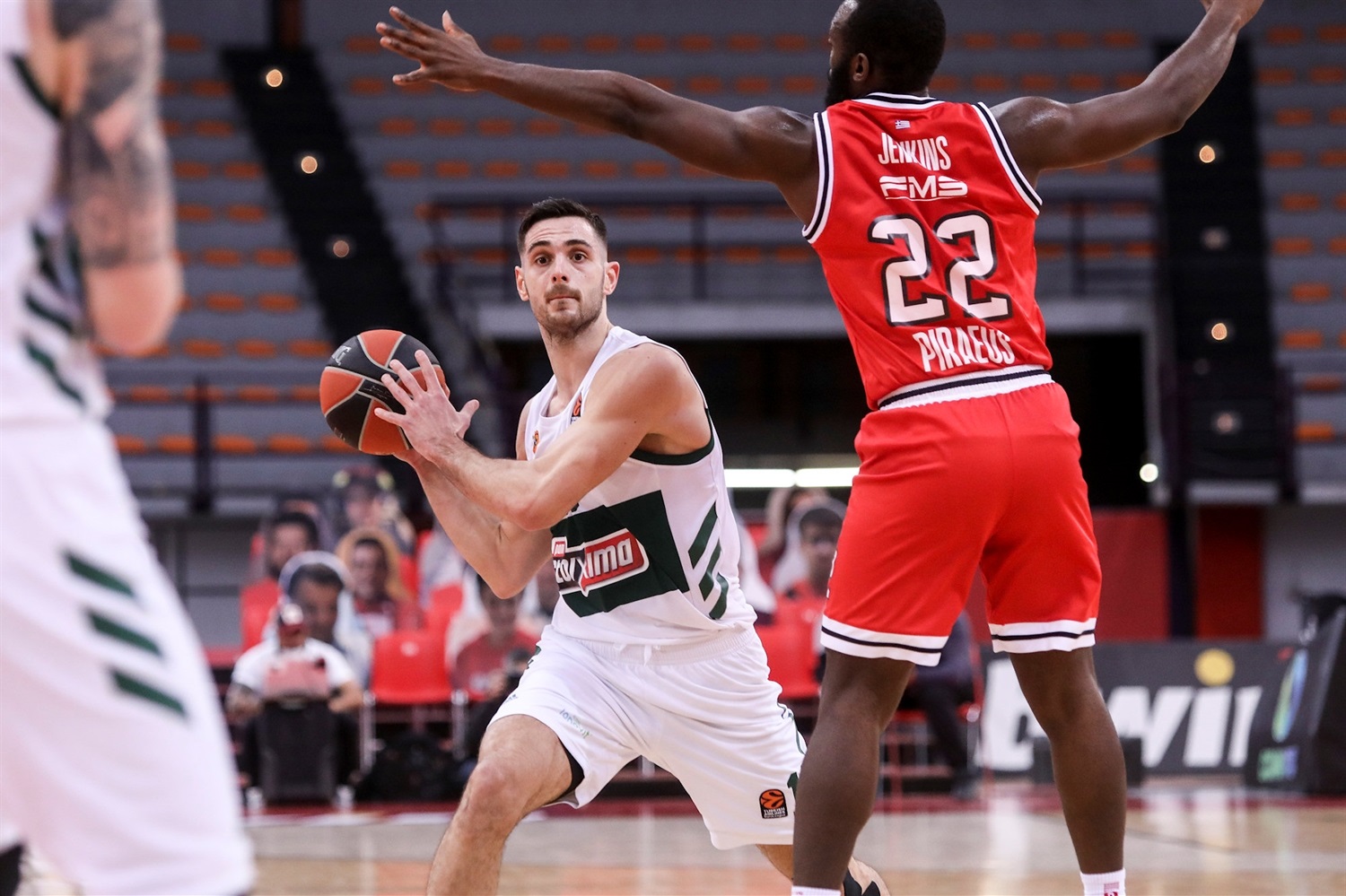 La defensa y el rebote permite al Panathinaikos llevarse el derbi heleno (77-88)