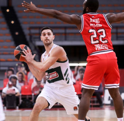 La defensa y el rebote permite al Panathinaikos llevarse el derbi heleno (77-88)