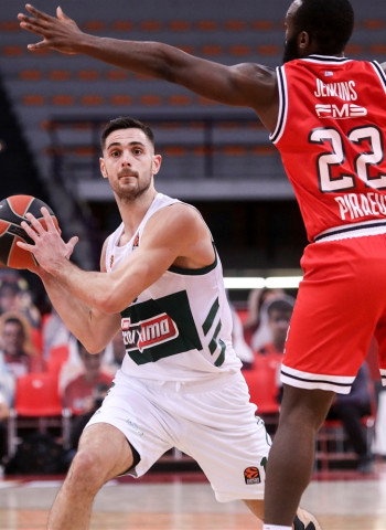 La defensa y el rebote permite al Panathinaikos llevarse el derbi heleno (77-88)