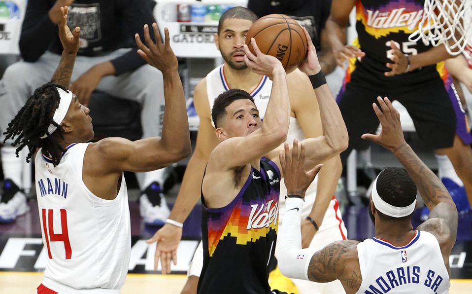 Booker lidera la primera victoria de los Suns (120-114) [1-0]