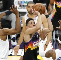 Booker lidera la primera victoria de los Suns (120-114) [1-0]