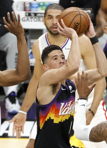Booker lidera la primera victoria de los Suns (120-114) [1-0]