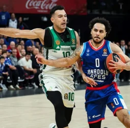 Anadolu Efes fuerza el quinto partido y mantiene vivo el sueño de la Final Four, 85-82 [2-2]