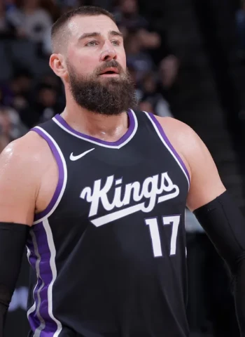 Panathinaikos pretende fichar a Daniel Theis y suspira por Jonas Valanciunas