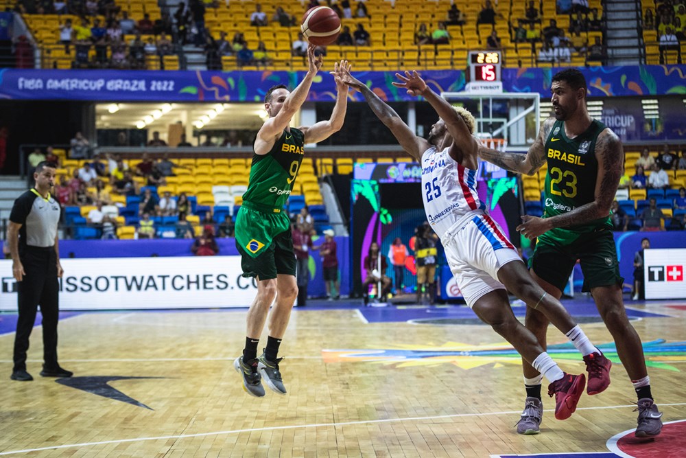 Brasil supera el muro dominicano (80-68)