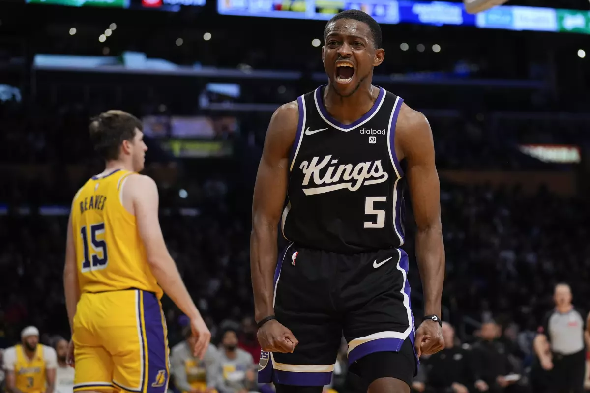 Fox empata su récord anotador para doblegar a los Lakers