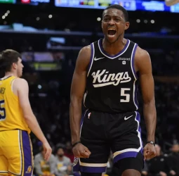 Fox empata su récord anotador para doblegar a los Lakers