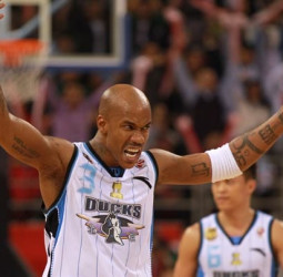 Sthepon Marbury jugará un año más