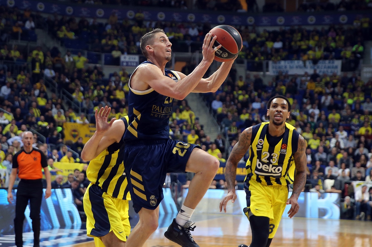 El Real Madrid se exhibe en Estambul (65-94)