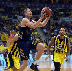 El Real Madrid se exhibe en Estambul (65-94)