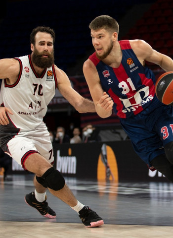 El Baskonia sigue persiguiendo un puesto en los playoffs (86-69)