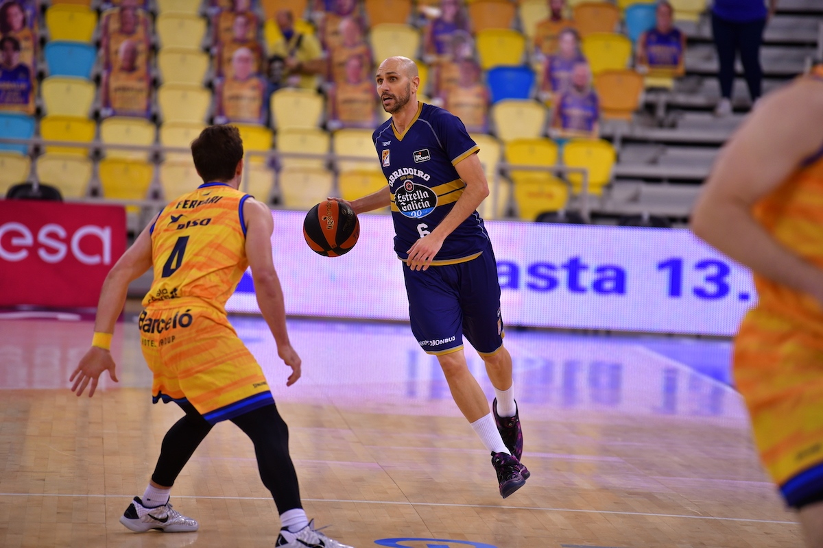 El Monbus Obradoiro extiende el contrato de Albert Oliver hasta final de temporada