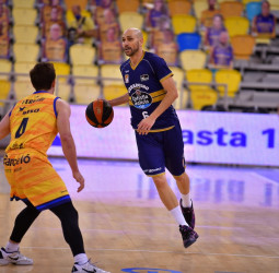 El Monbus Obradoiro extiende el contrato de Albert Oliver hasta final de temporada