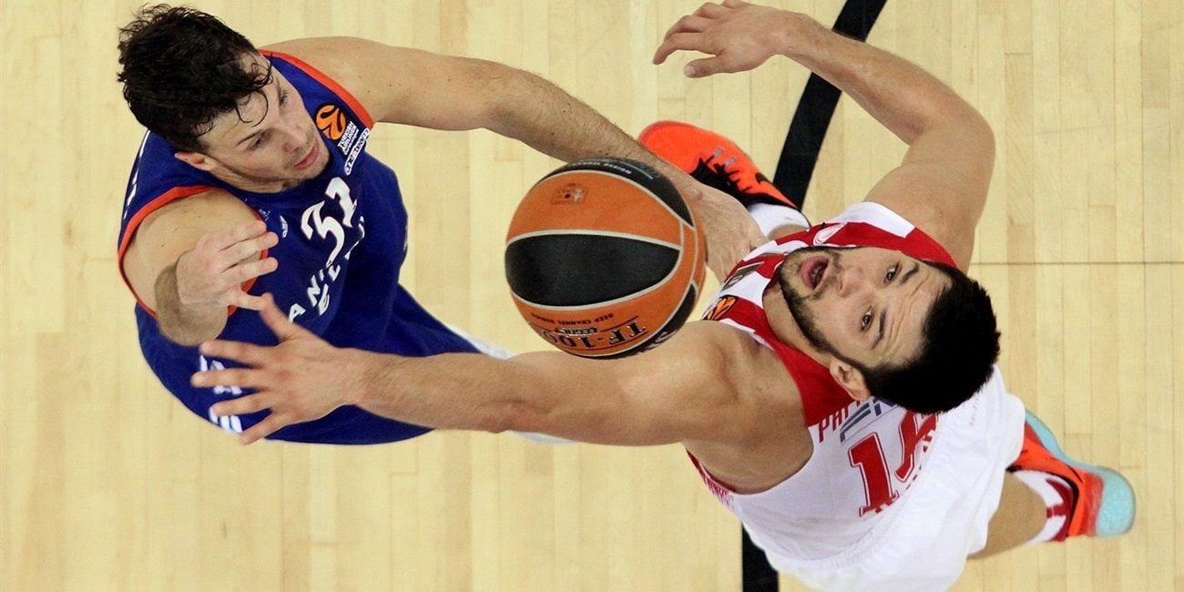 Anadolu Efes se mete en la pelea por la cuarta plaza (77-69)