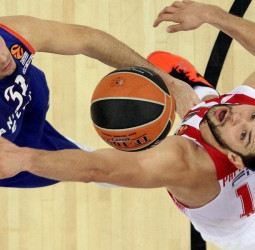 Anadolu Efes se mete en la pelea por la cuarta plaza (77-69)