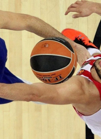Anadolu Efes se mete en la pelea por la cuarta plaza (77-69)