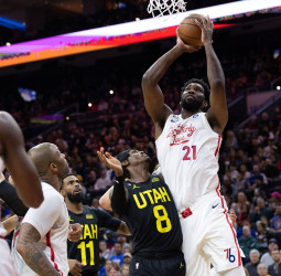 Joel Embbid se marca un partido de leyenda