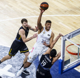 Carroll y Tavares doblegan al Iberostar Tenerife (85-92)