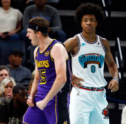 Los Lakers le amargan el debut a Tuomas Iisalo, 134-127