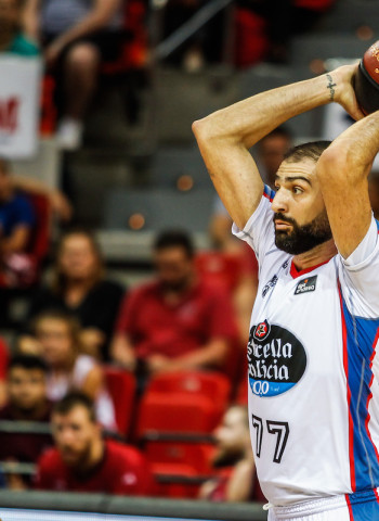 El jugador del Monbus Obradoiro, Kostas Vasileiadis, tendrá que pasar por el quirófano debido a su lesión en el brazo derecho