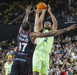 El Barça fulmina a Bilbao desde el salto inicial y se mete en el Playoff en plena forma, 68-85