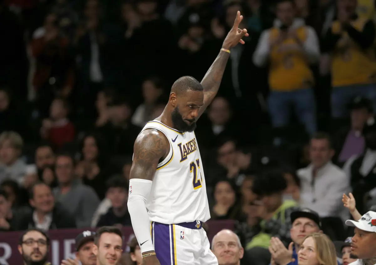 LeBron James, 40 puntos y 9 triples para ganar en Brooklyn