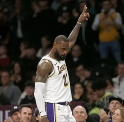 LeBron James, 40 puntos y 9 triples para ganar en Brooklyn