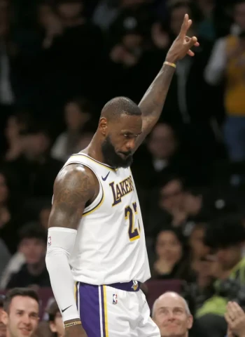 LeBron James, 40 puntos y 9 triples para ganar en Brooklyn