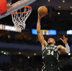 Antetokounmpo, en modo huracán ante los Pacers, 117-129