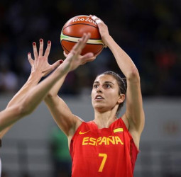 Debut con nota de España ante la campeona de Europa (59-65)
