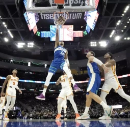 Antetokounmpo logra su primer triple doble de la temporada para superar a los Hawks