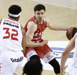 El BAXI Manresa da un gran paso a los playoffs, 98-96