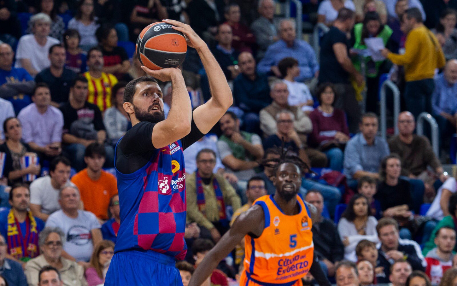 El Barcelona vence al Valencia Basket y se corona líder invicto (83-77)