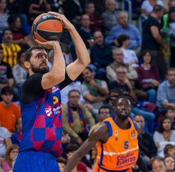 El Barcelona vence al Valencia Basket y se corona líder invicto (83-77)