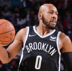 Jevon Carter firma por los Milwaukee Bucks