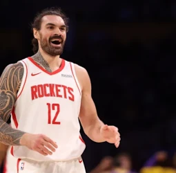 Steven Adams renueva con los Rockets por tres temporadas y 39 millones de dólares