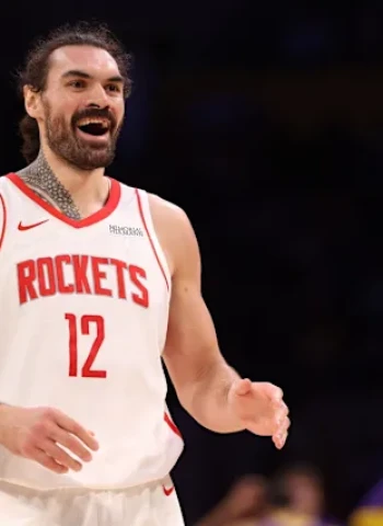 Steven Adams renueva con los Rockets por tres temporadas y 39 millones de dólares