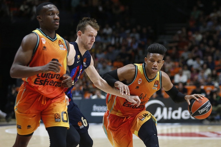 La Fonteta impulsa al Valencia Basket para tumbar al FC Barcelona (84-83)